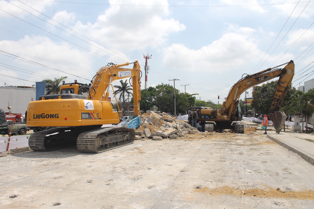 Maquinaria pesada dispuesta para las obras.