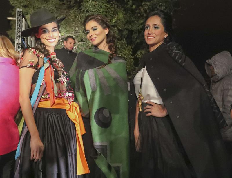  La boliviana Ximena Suárez (d), posa junto a otras modelos, 