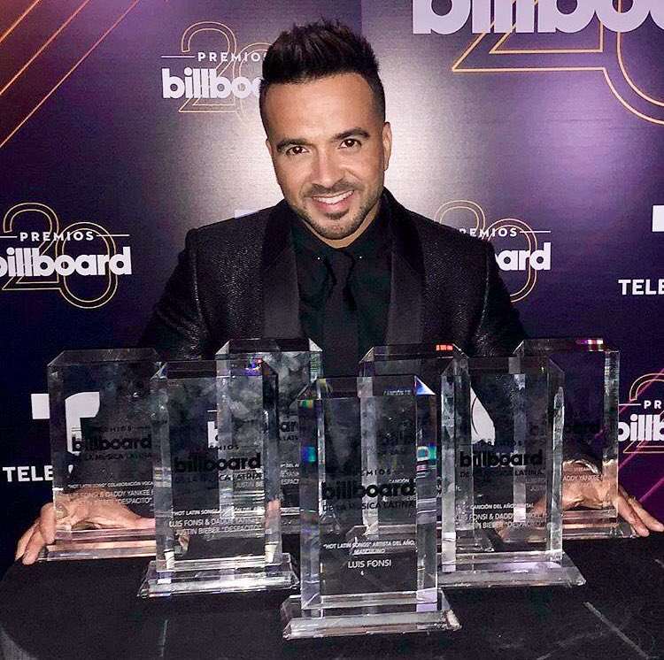 El cantante Luis Fonsi con sus galardones.