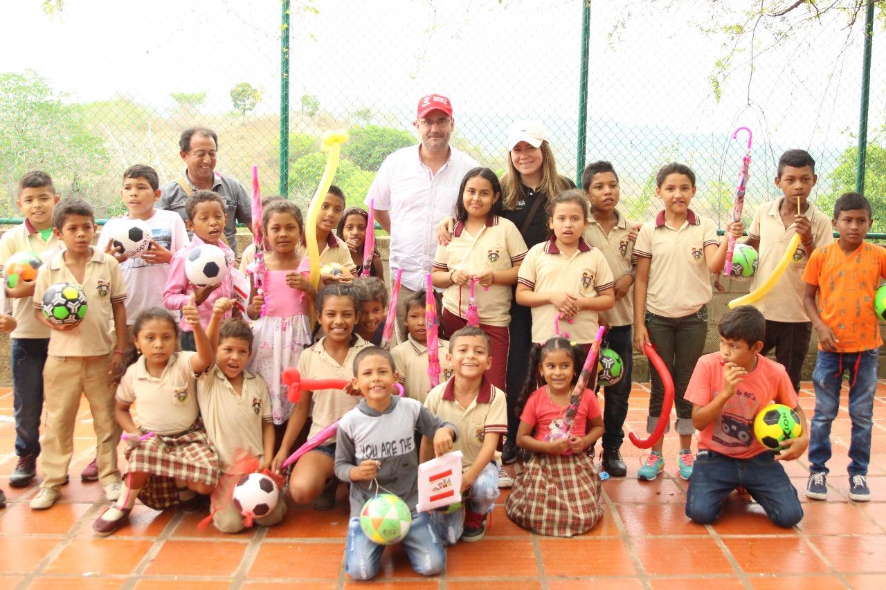 El Secretario de Educación con un grupo de estudiantes.