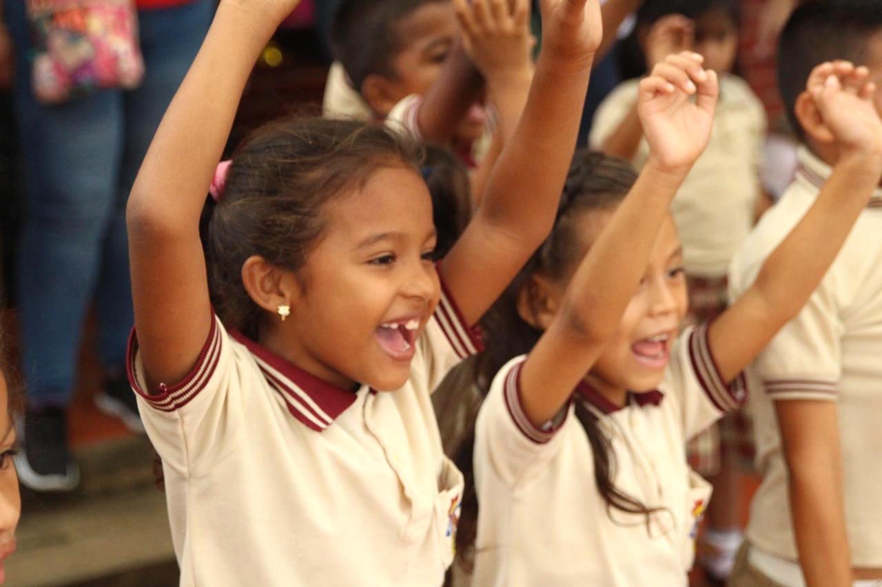 Felicidad de los niños en la celebración.