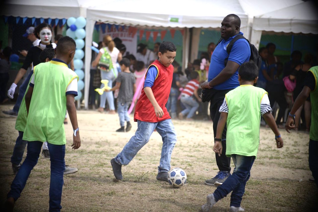 Los niños también aprovecharon para un 'picadito' de fútbol.