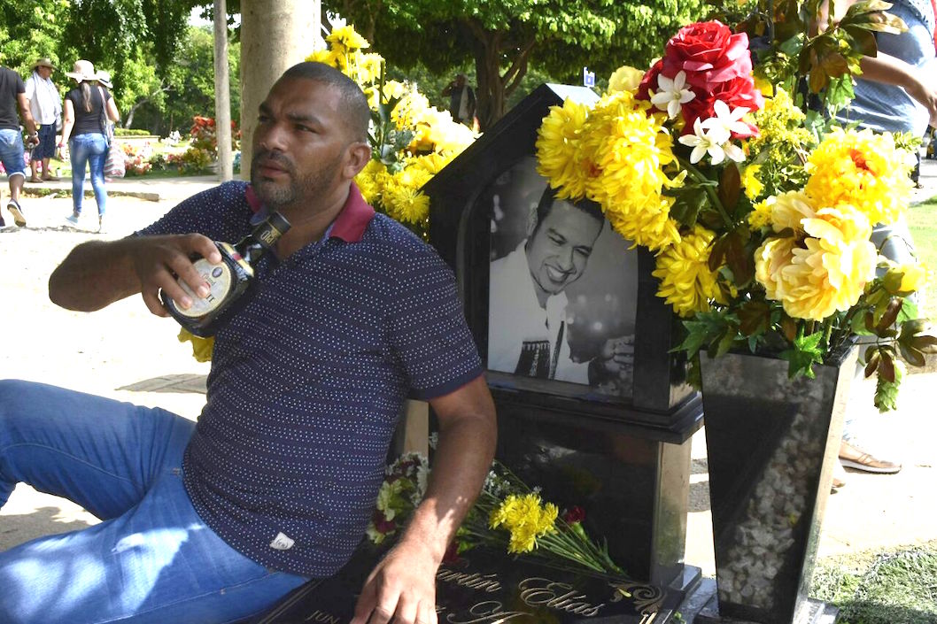 Este aficionado llegó con su trago en la mano.