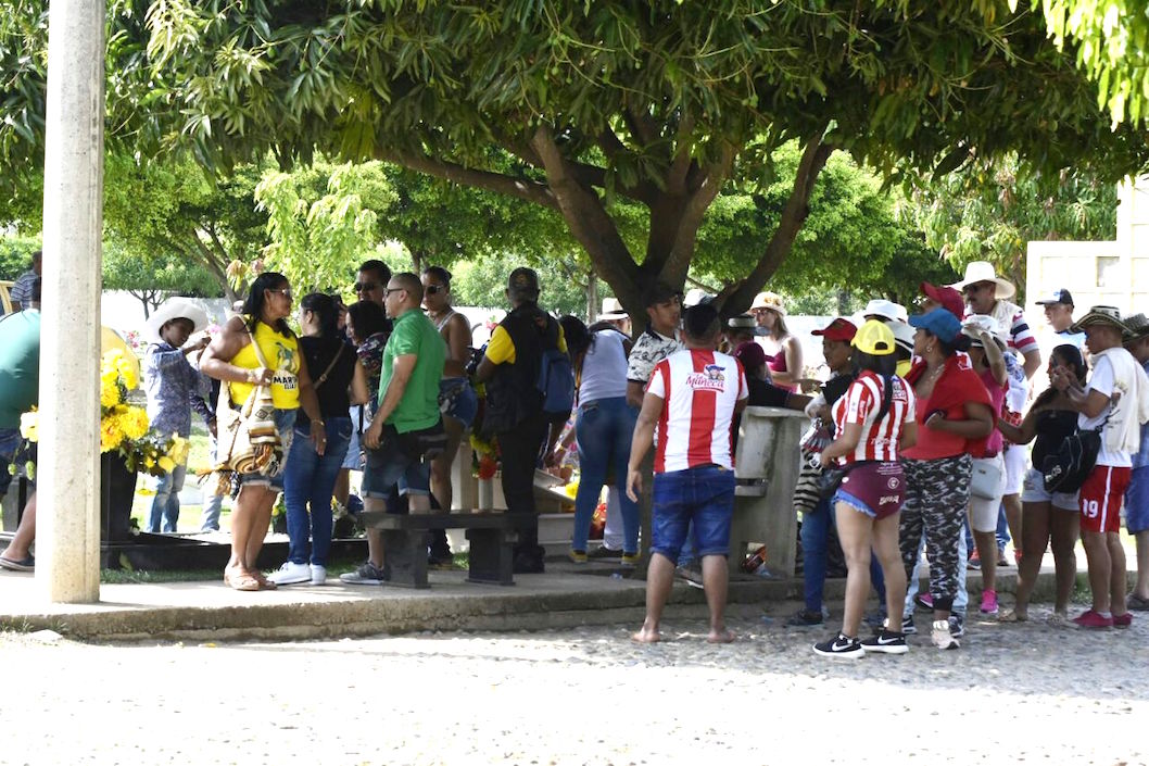 Aglomeración de visitantes en e cementerio.