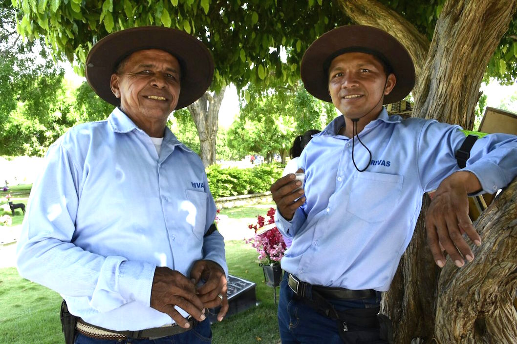 Los cuidadores del Cementeriio.