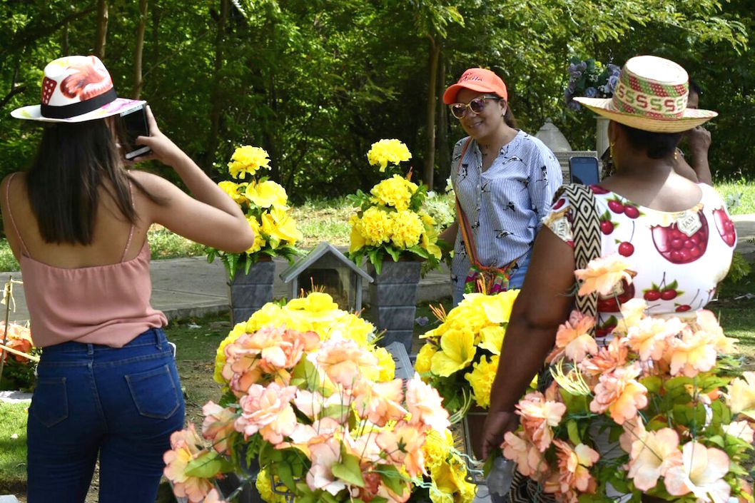 Visitantes al cementerio tomándose la 'selfie'.