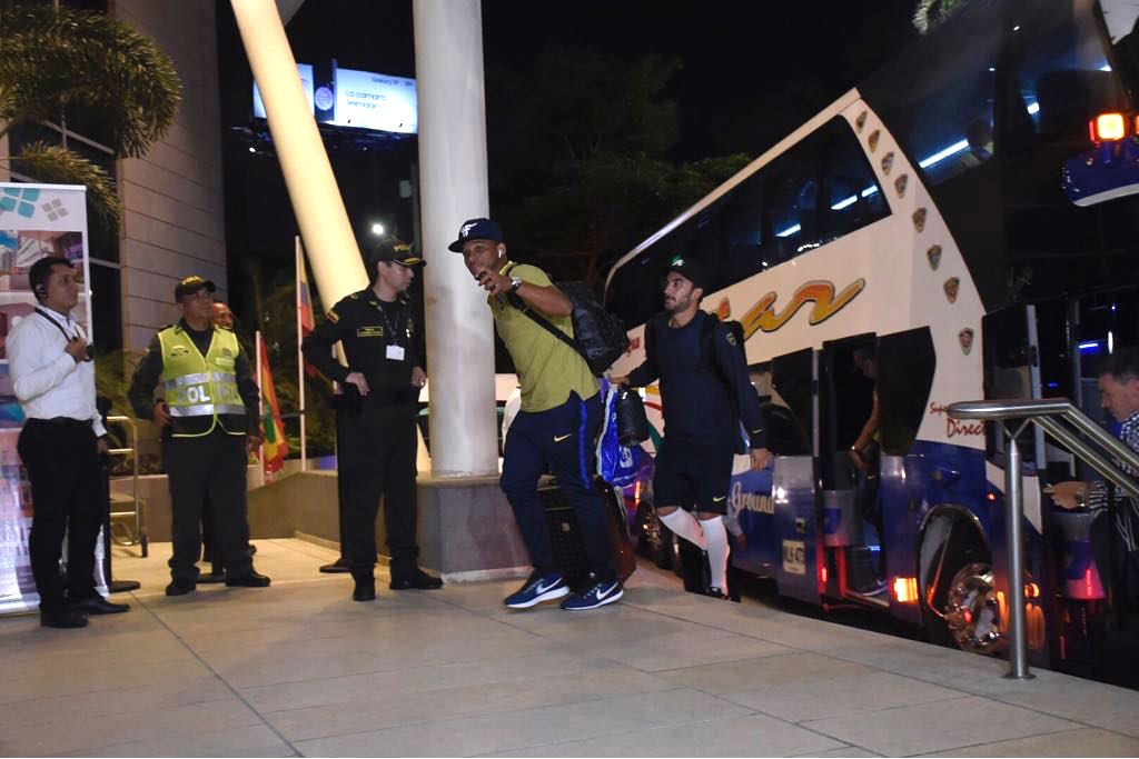 Los jugadores saludando a sus seguidores en la puerta del hotel.