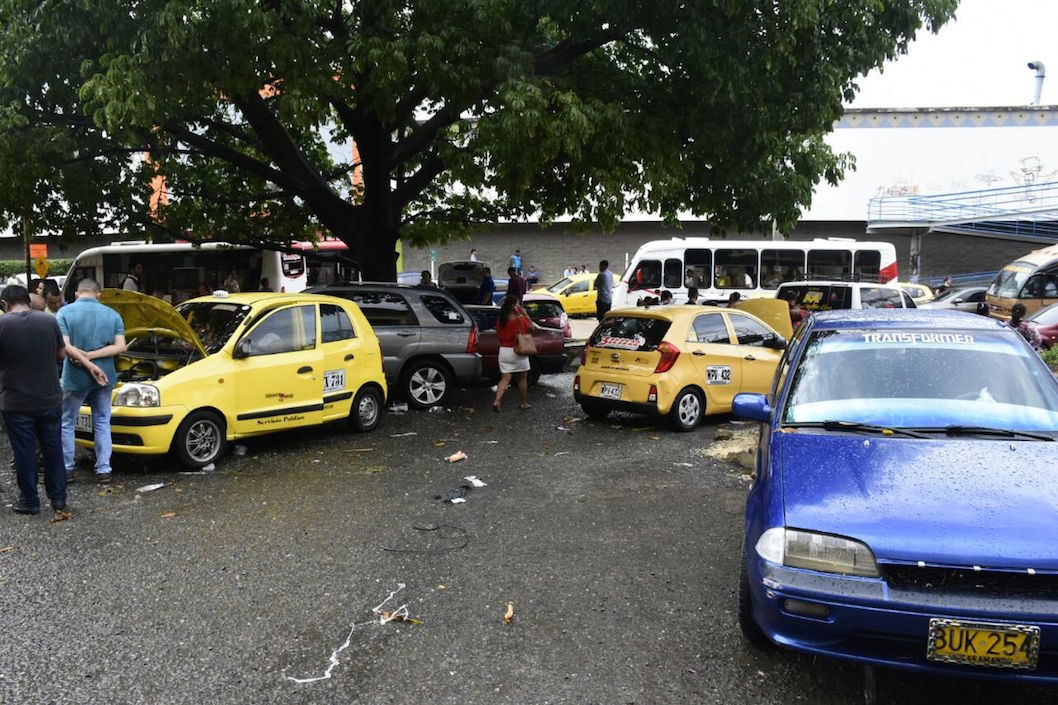 Vehículos arrastrados hasta el parqueadero de la Universidad del Atlántico.