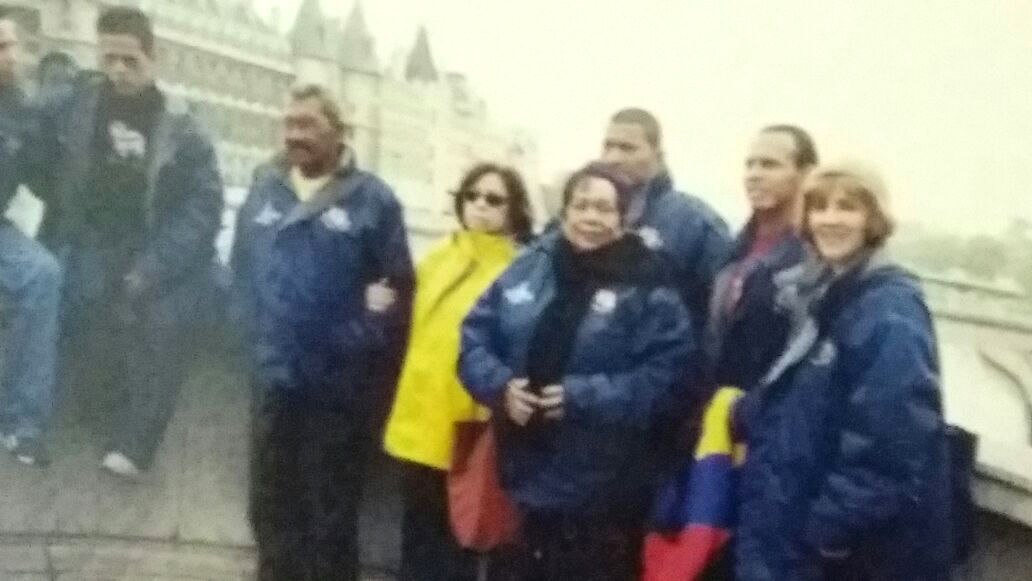 Nelly con un grupo de colegas en París.