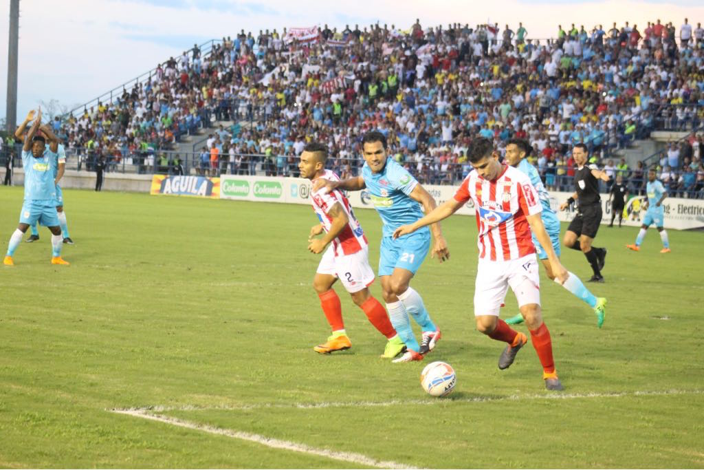 Jorge Arias despejando el balón ante el asedio de los locales.