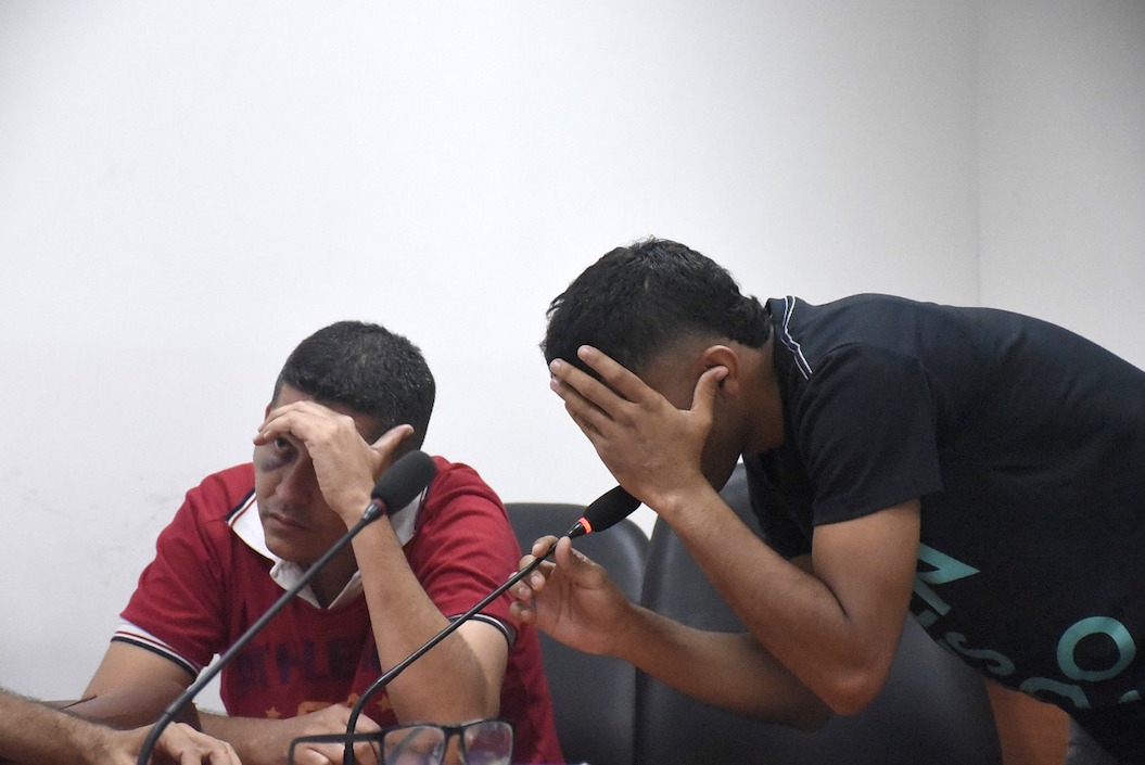 Dos de los siete capturados en plena audiencia.