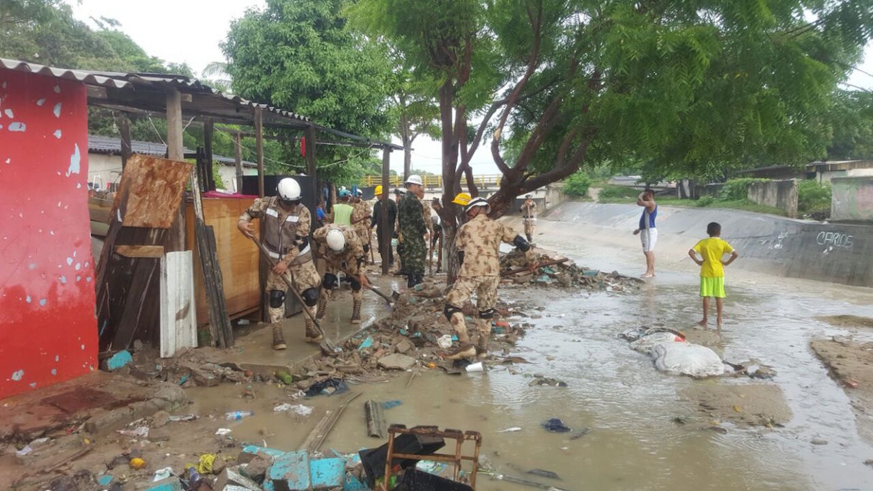 Remoción de residuos aguas abajo de la calle 19 en el arroyo El Platanal.