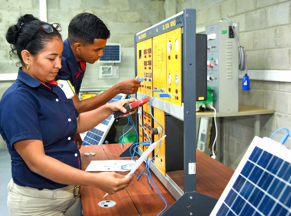 También incluye el Mantenimiento e Instalación de Sistemas Solares Fotovoltaicos.