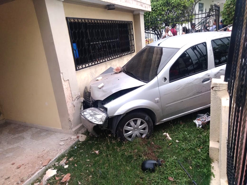 El vehículo fue a parar al jardín de la vivienda.