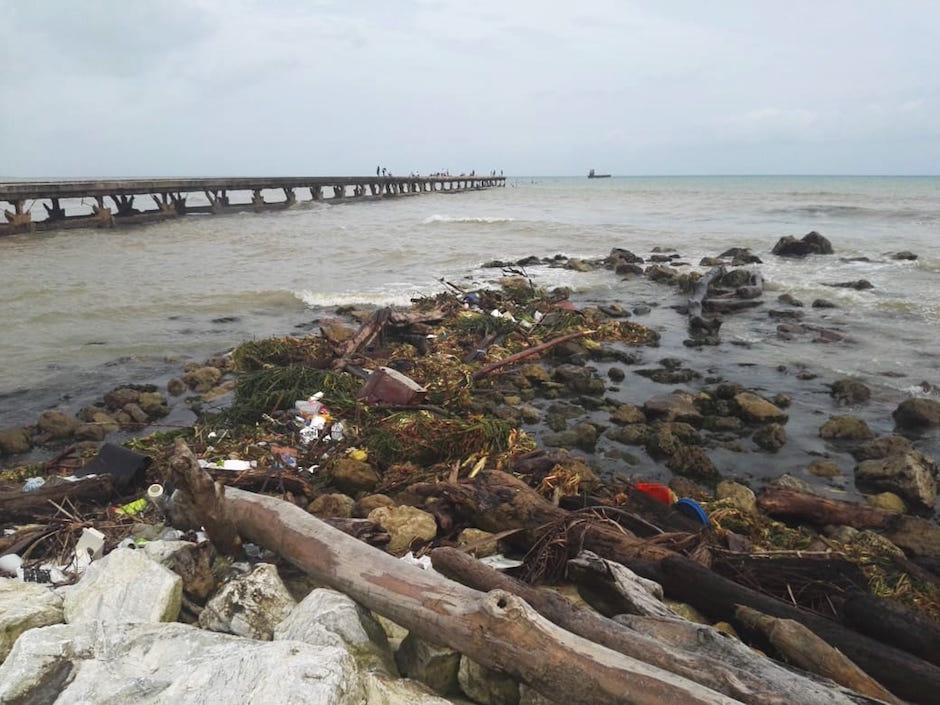 En la zona del muelle terminó gran parte de los residuos.