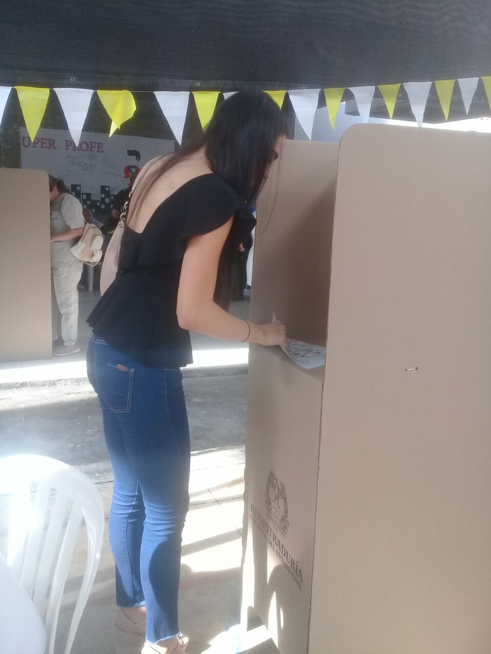 María Alejandra Vengoechea en el centro de votación.