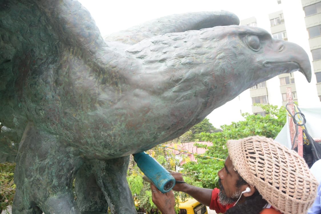 Escultura de El Águila en el Parque de los Fundadores.