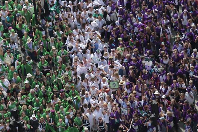 Portaron pañuelos de color verde, blanco y violeta.