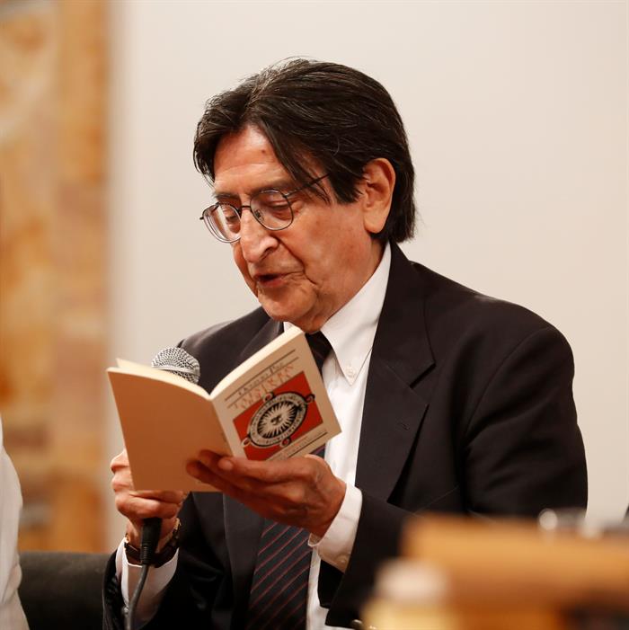 El poeta Sergio Mondragón lee durante un homenaje lectura al escritor Octavio Paz.
