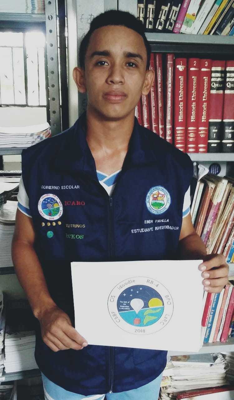 El estudiante Einar Padilla con el logo ganador.