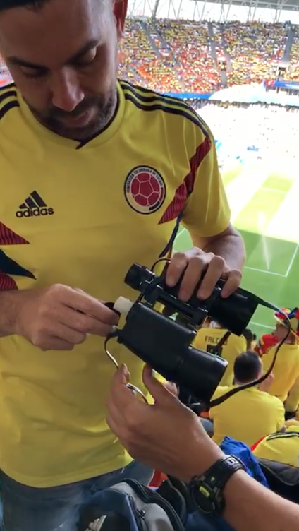 Captura de pantalla. Momento en el que disfrutan del licor los hinchas colombianos.
