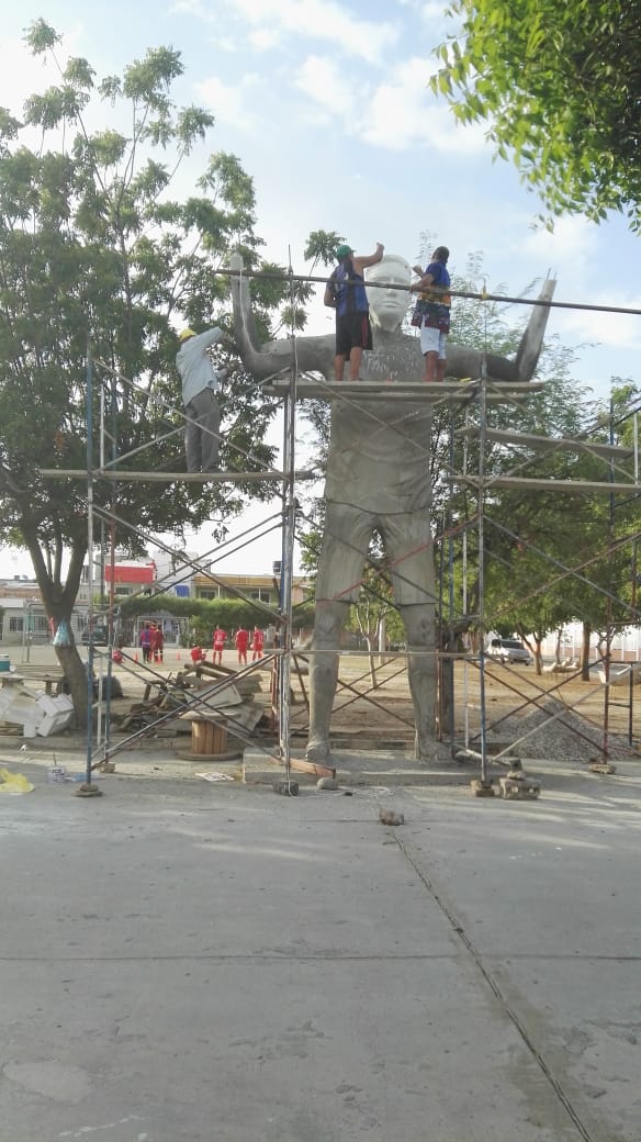 Esta es la estatua que están construyendo.