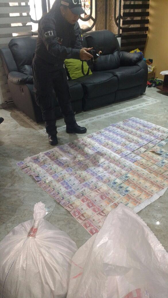 Dinero incautado durante el operativo. 