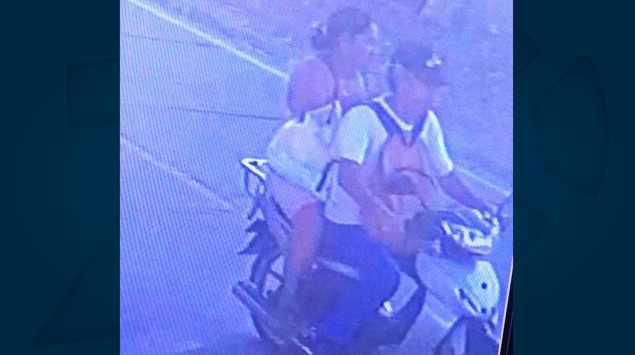 Policía Metropolitana. La mujer cuando huía en la motocicleta.