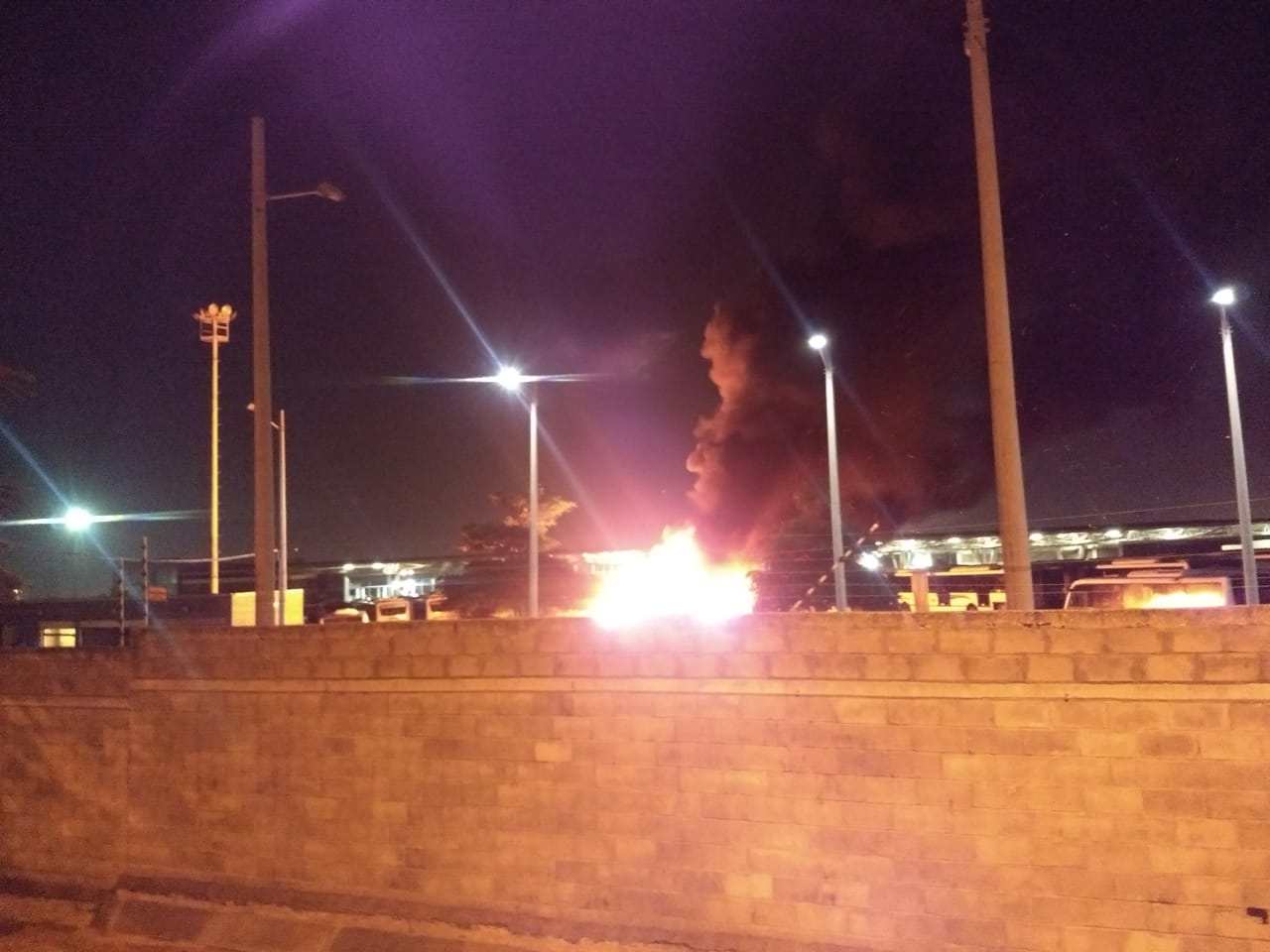 Cortesía Otra imagen del incendio del bus.