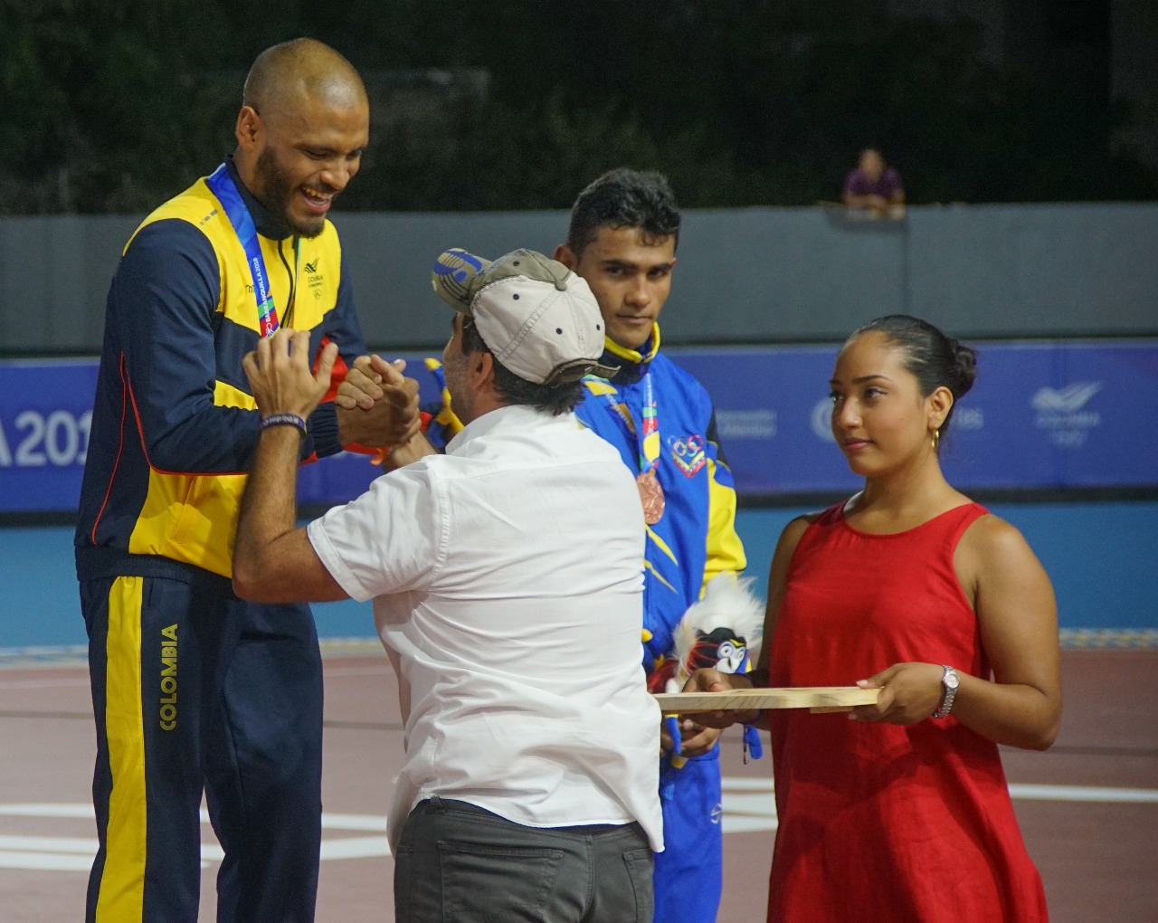 Alex Cujavante festejando su segunda medalla de oro con el Alcalde, Alejandro Char.