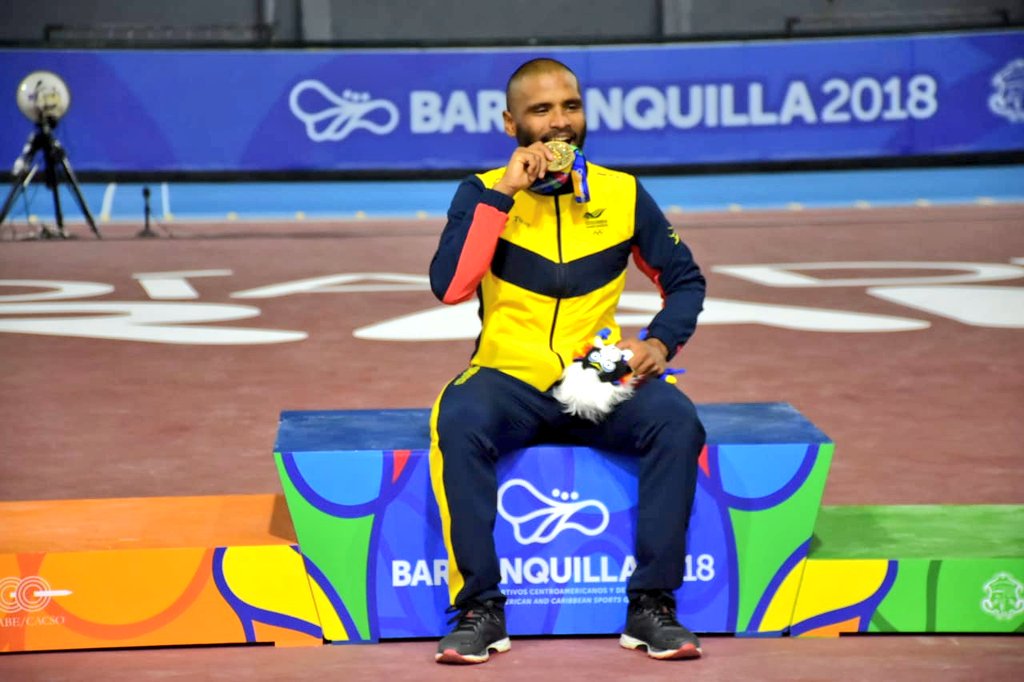 Cujavante celebrando con su segunda medalla en los Juegos Centroamericanos y del Caribe.