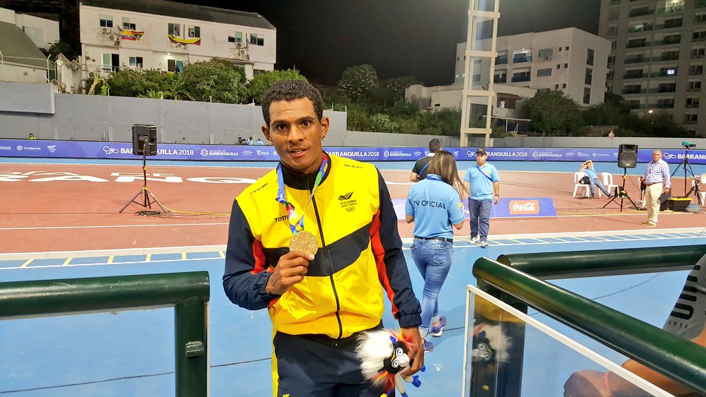 Edwin Estrada con su medalla de oro. 