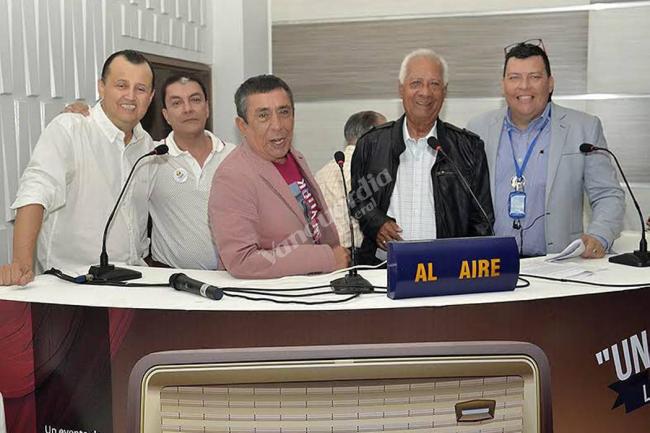 Al aire con un grupo de colegas.