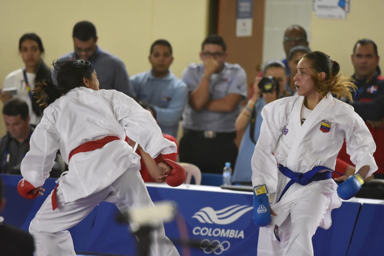 Claudymar Garcés (derecha) dominó a su rival de principio a fin.