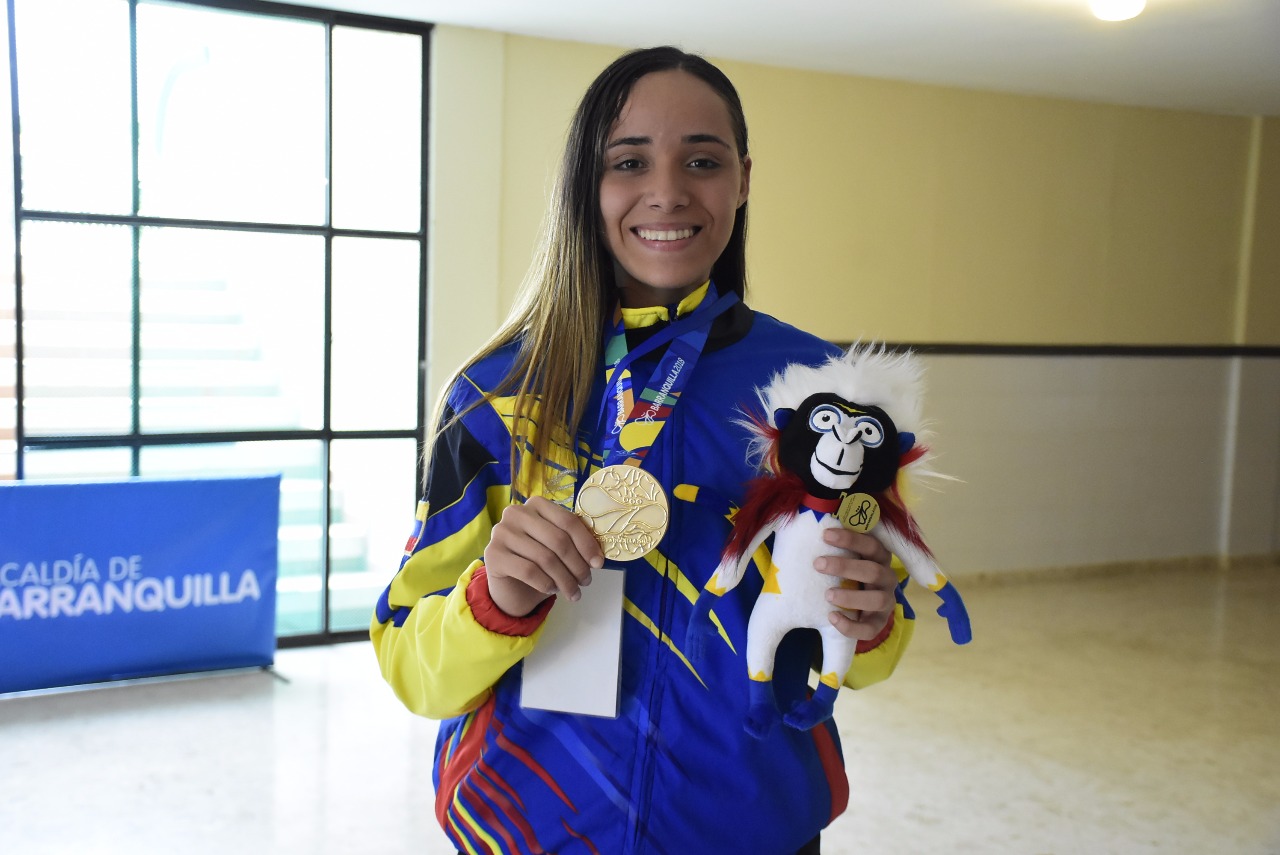 Claudymar Garcés posando con su medalla de oro centroamericana. 