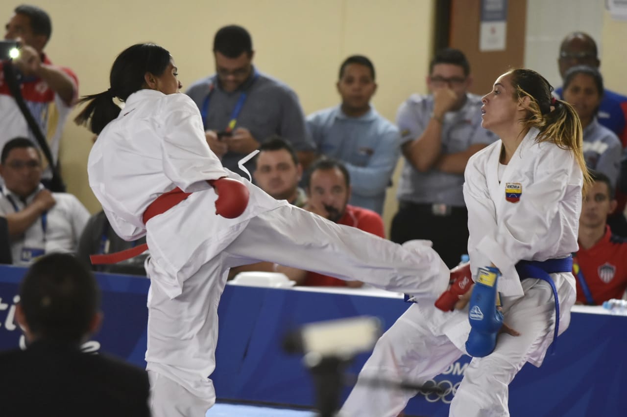 Claudymar se defendió como una fiera ante la dominicana Karina Díaz.