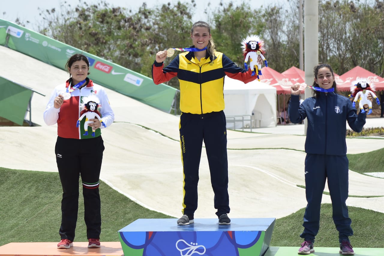 Jairo Cassiani La atlanticense Gabriela Bolle en el podio.