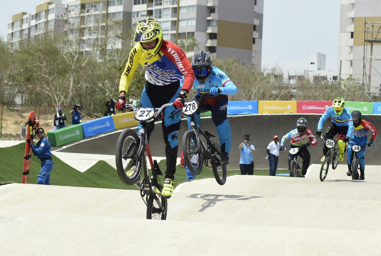 Carlos Mario Oquendo persiguiendo al venezolano Jefferson Milano.