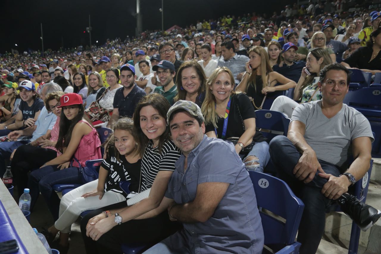 El Alcalde Alejandro Char y su esposa Katia en el estadio Édgar Rentería.