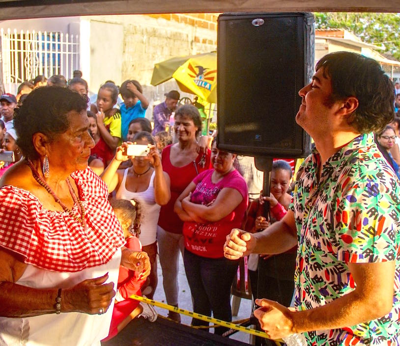 Bailando con habitantes del sector.