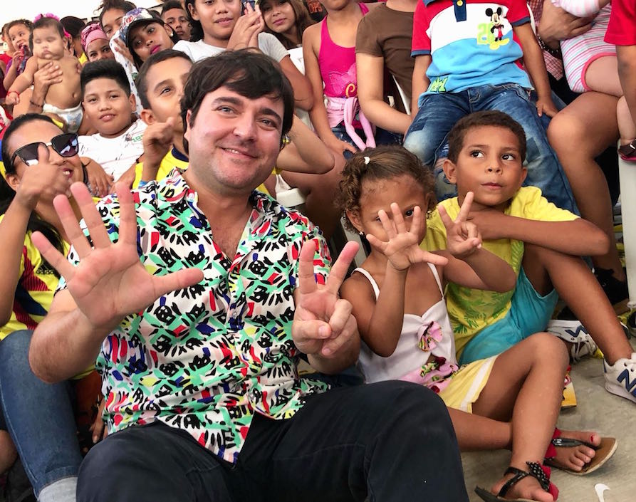 Compartiendo con los niños.