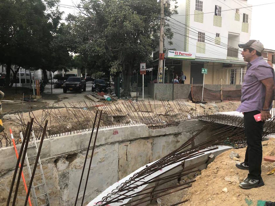 Inspeccionando obras en los arroyos.