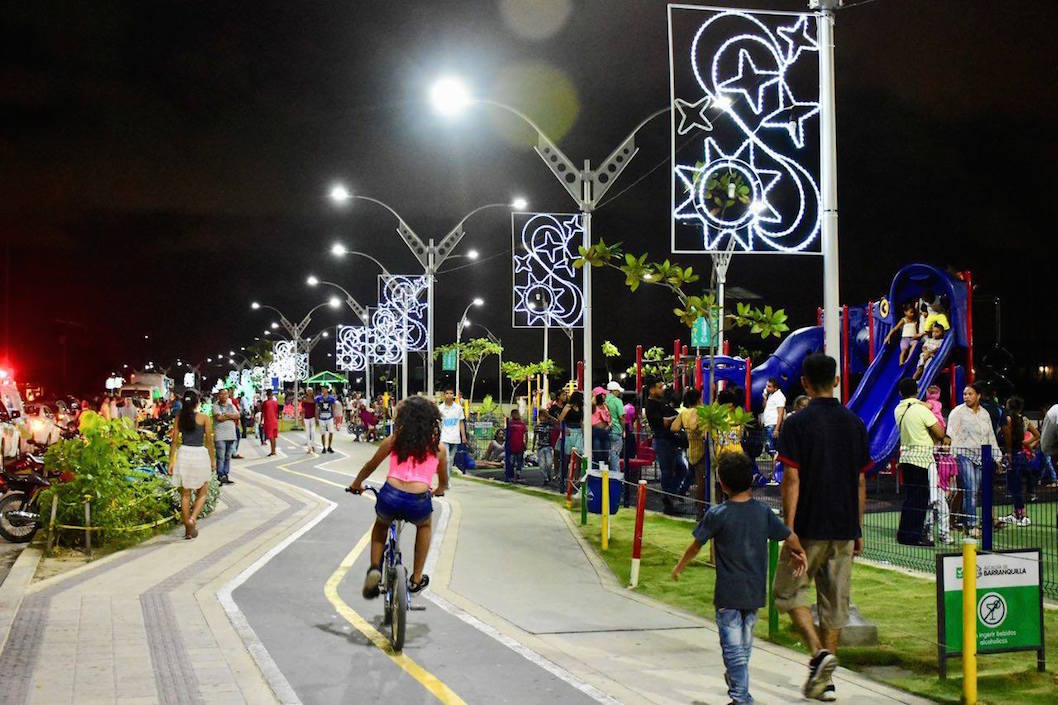 Niños y adultos disfrutando en los parques.