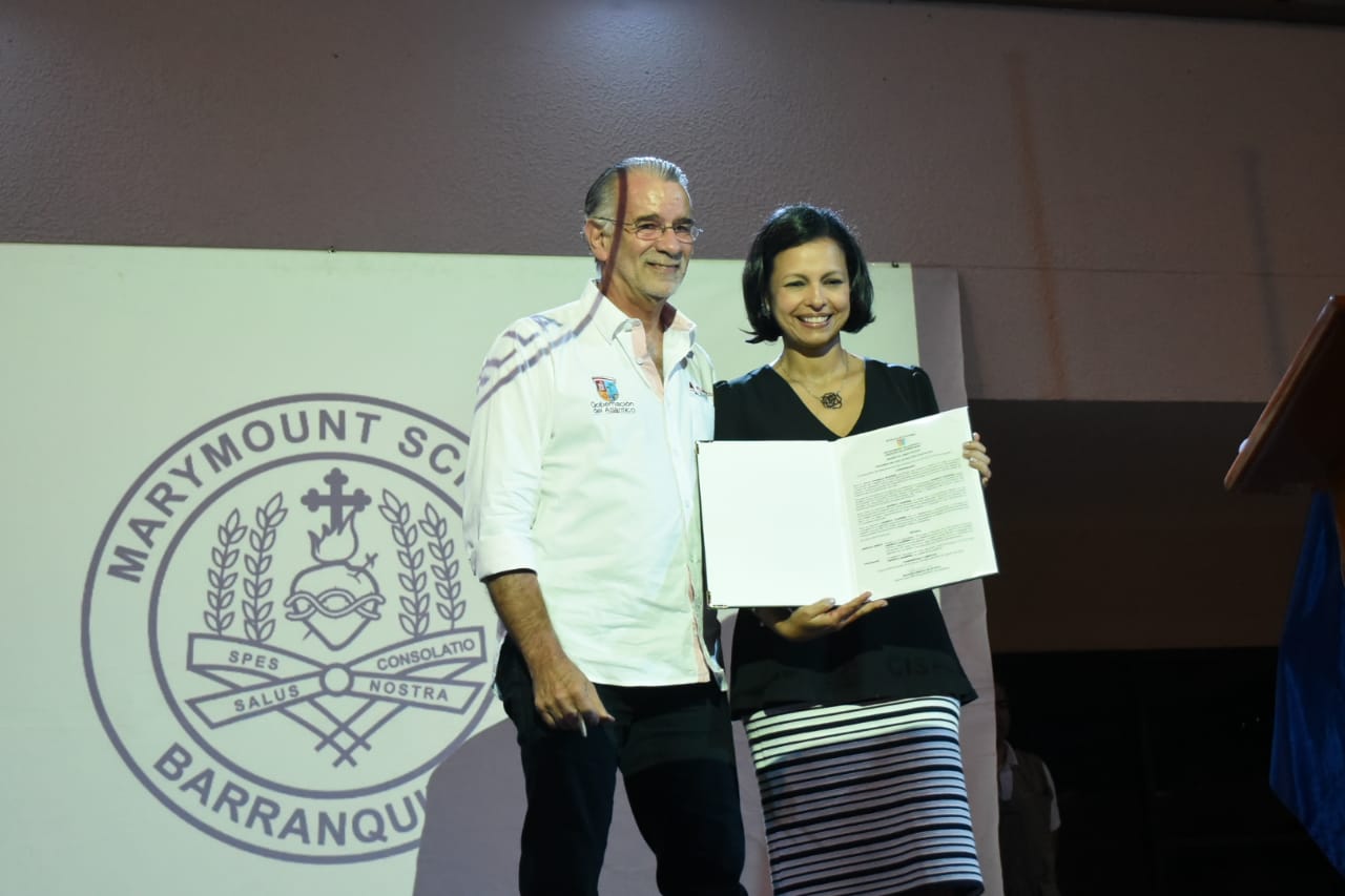 Cristian Mercado El Gobernador Eduardo Verano junto a la rectora del Colegio Marymount, Anabella Martínez.