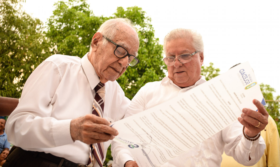 El compositor Rafael Campo Miranda recibiendo el Decreto de honores.