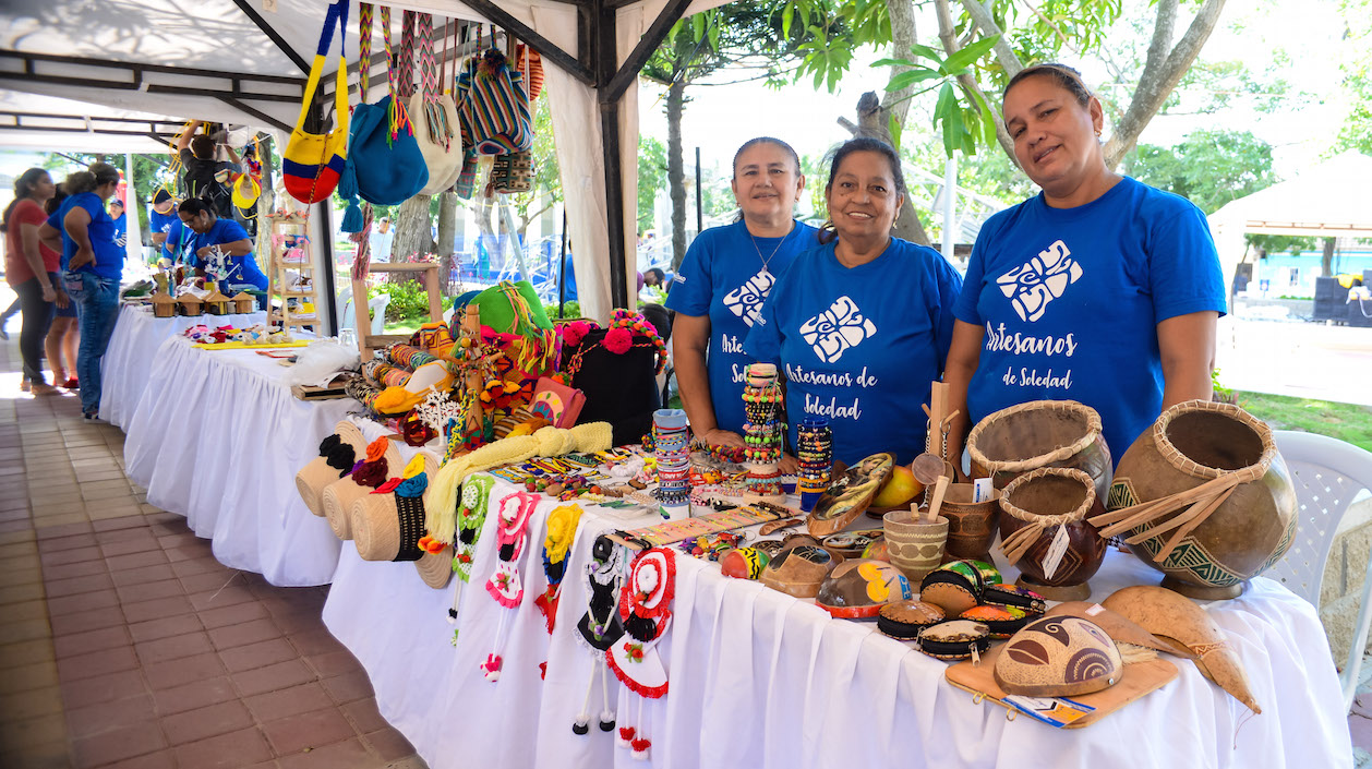 Grupo de artesanos exhibiendo sus productos.