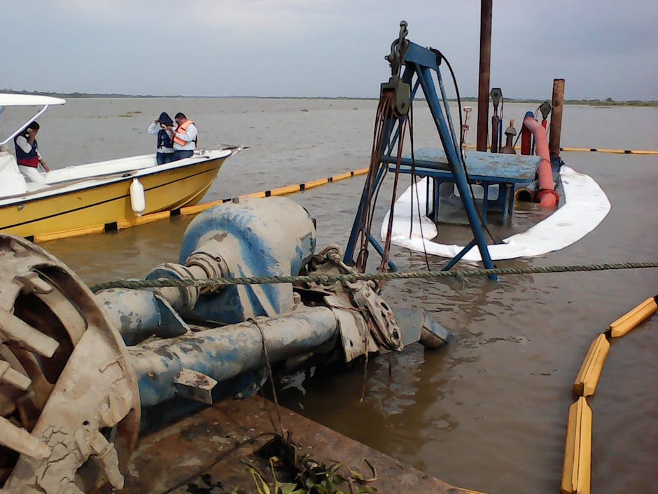 Técnicos trabajando en el sector de la emergencia.