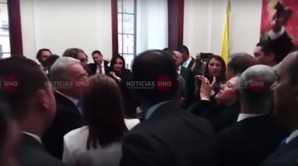 Celebración en privado del uribismo por el discurso de Ernesto Macías, en la posesión de Iván Duque. 