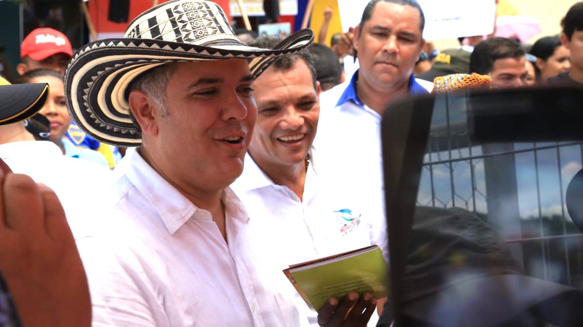 El Presidente Iván Duque luciendo un sombrero vueltiao que le obsequió una emprendedora en San Jacinto.