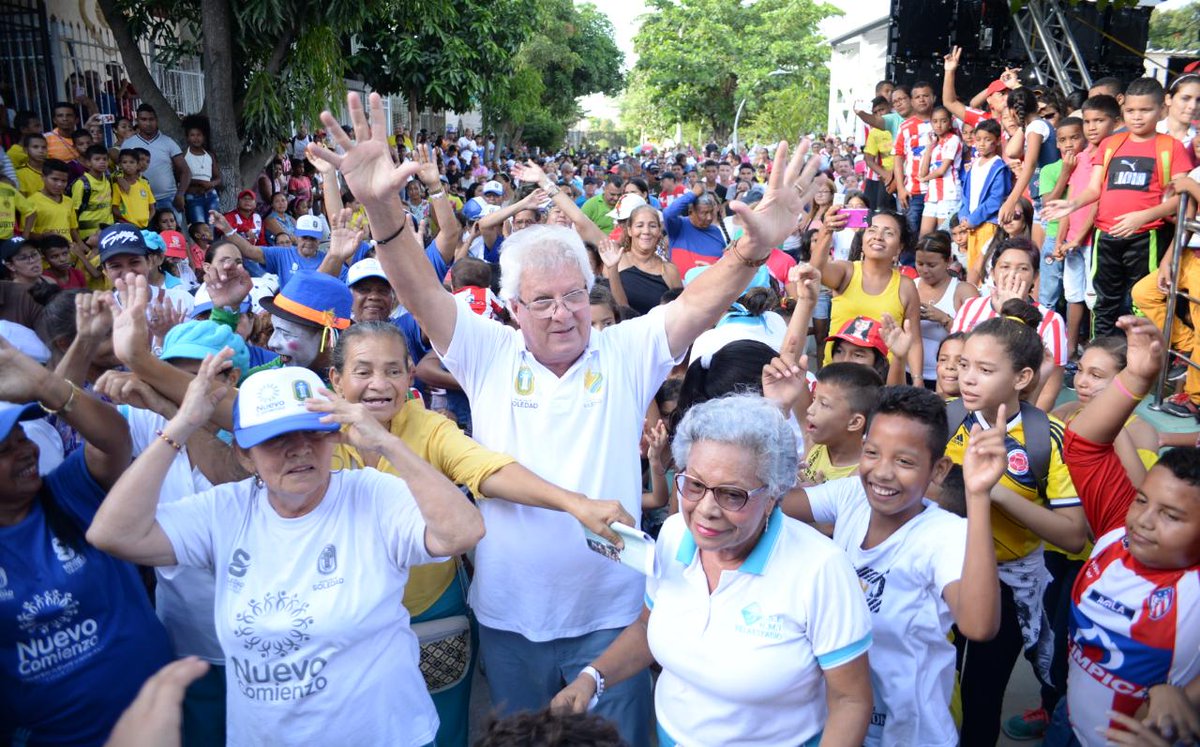 El mandatario rodeado de los soledeños.